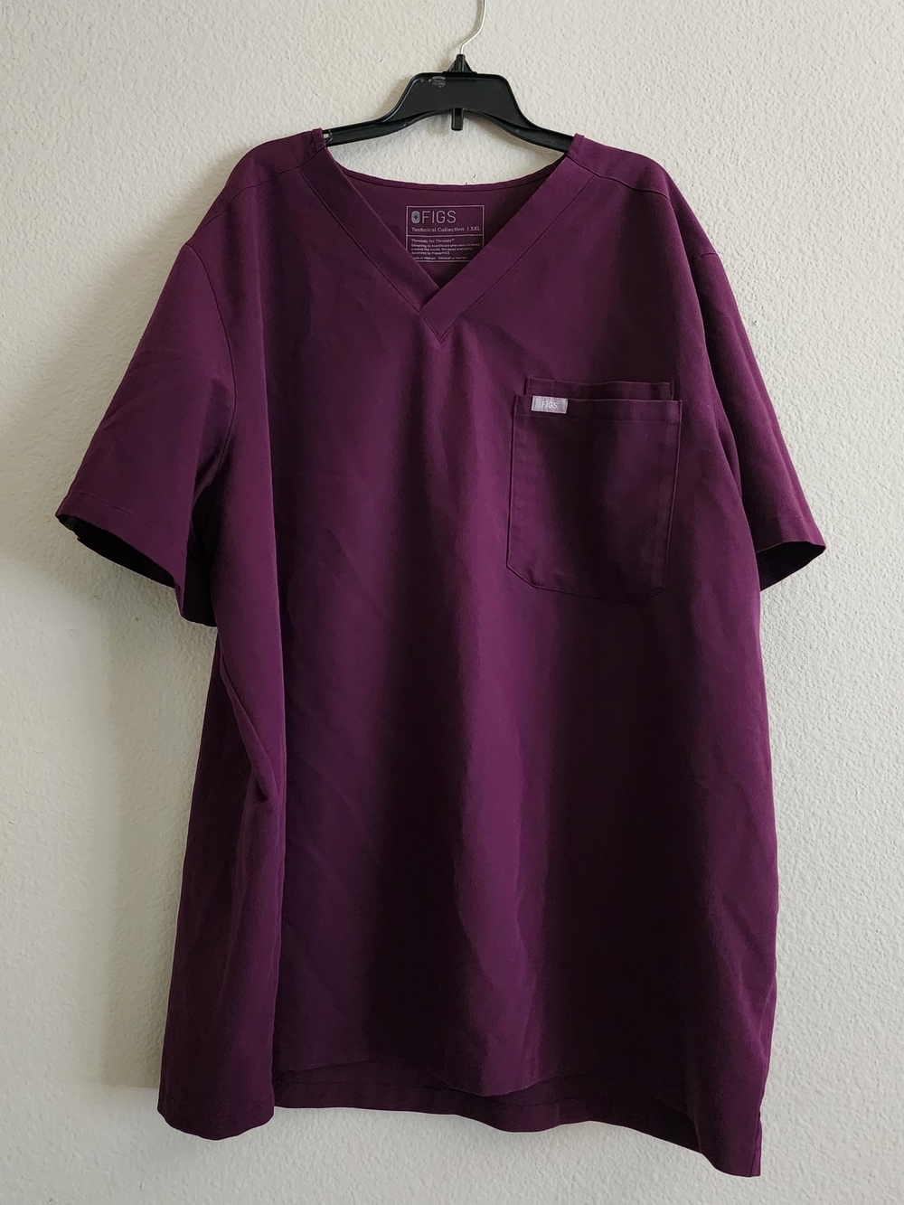 FIGS Men’s Leon Three-Pocket Scrub Top Plum Size 3XL